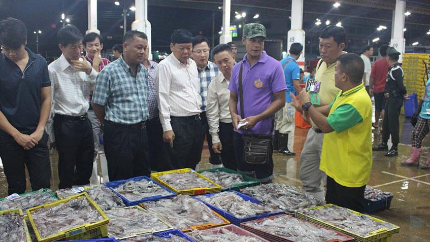တနင်္သာရီတိုင်း ငါးလုပ်ငန်းအဖွဲ့ချုပ်ဥက္ကဋ္ဌ ထိုင်းငါးစျေးကွက်ကို COVID ကာလမတိုင်မီက သွားရောက်လေ့လာစဉ်