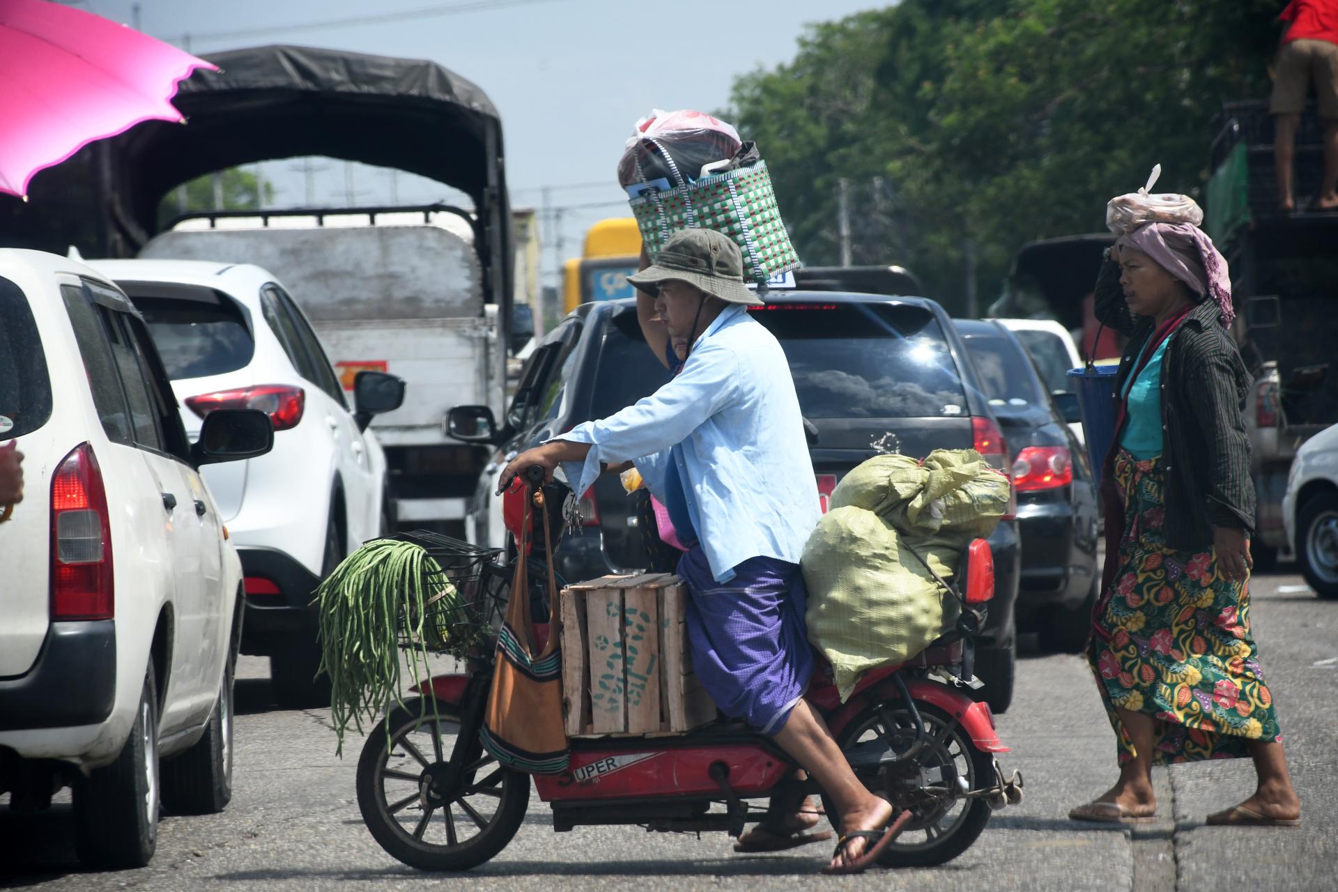 ရန်ကုန်မြို့တွင် လုပ်ကိုင်စားသောက်နေသူအချို့ကို တွေ့ရစဉ် (ဓာတ်ပုံ - ကြည်နိုင်)