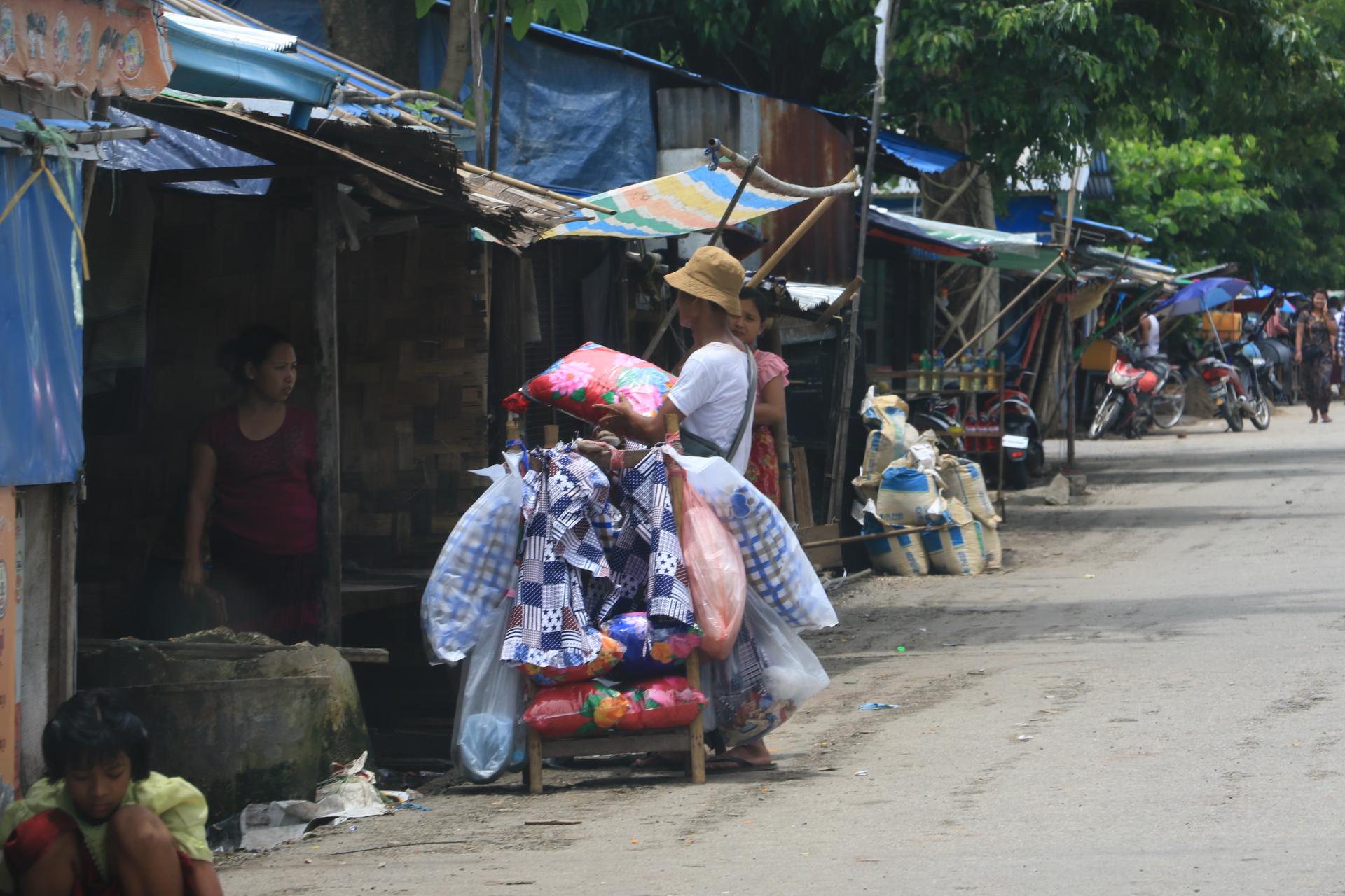 ရန်ကုန်မြို့ မြို့နယ်တစ်ခုအတွင်း လူနေထိုင်မှုမြင်ကွင်းများ (ဓာတ်ပုံ - သီဟအောင်)