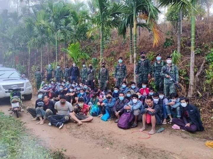 နယ်စပ်ဖြတ်ကျော် မြန်မာအလုပ်သမားများကို ထိုင်းနိုင်ငံတာဝန်ရှိသူတို့က ဖမ်းဆီးစစ်ဆေးနေစဉ်