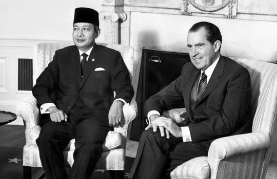 ၁၉၇၀ ပြည့်နှစ် မေလက ၀ါရှင်တန်ရှိ အိမ်ဖြူတော်တွင် အင်ဒိုနီးရှားသမ္မတ ဆူဟာတိုကို အမေရိကန်သမ္မတ ရစ်ချက်နစ်ဆင်က တွေ့ဆုံခဲ့စဉ် (Photo – Richard Nixon Foundation)