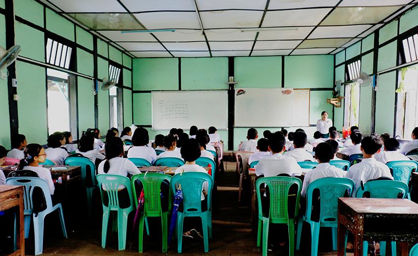 အခြေခံပညာ ကျောင်းသားကျောင်းသူများ စာသင်ကြားနေစဉ်