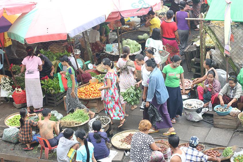 ရန်ကုန်မြို့ မြို့နယ်တစ်ခုရှိ စျေးတစ်ခုတွင် စျေးသည်စျေးဝယ်များကို တွေ့ရစဉ်