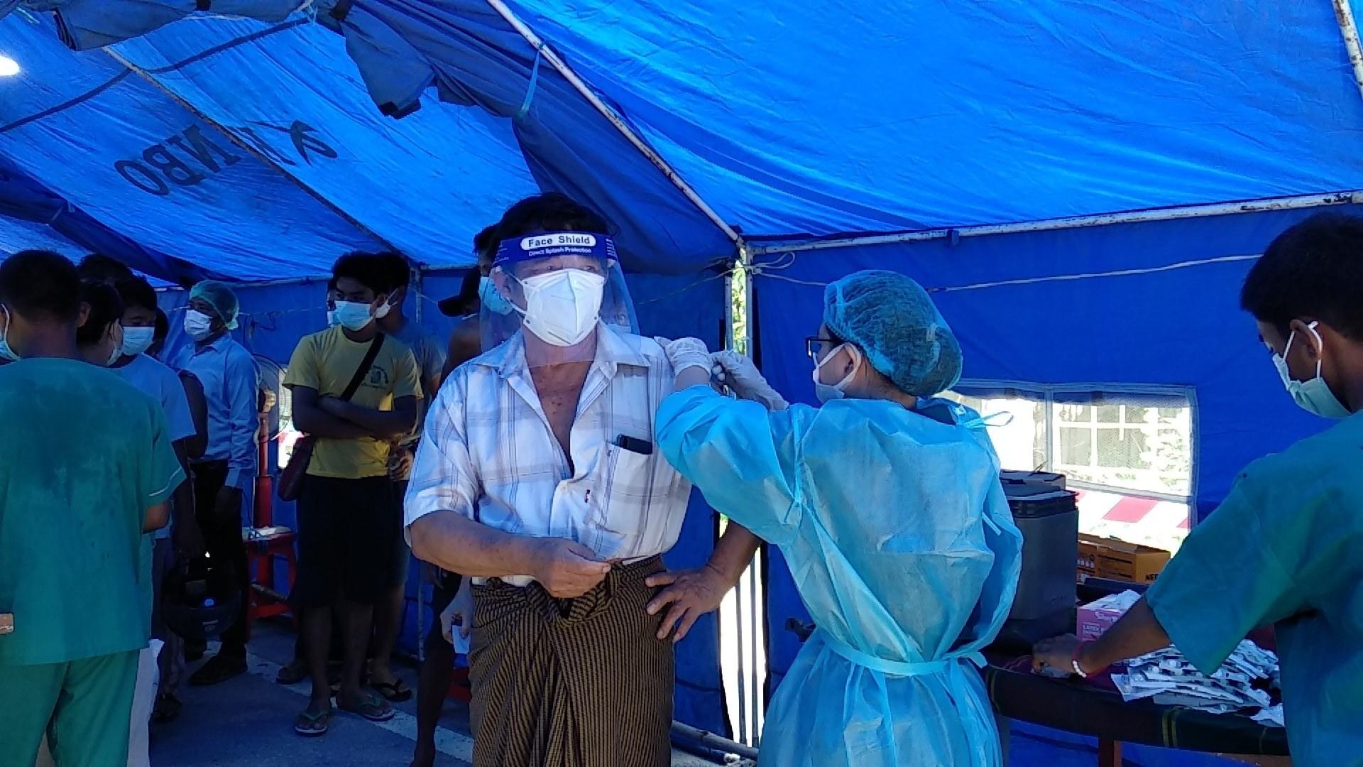 မန္တလေးမြို့အတွင်း COVID-19 ကာကွယ်ဆေး ထိုးနှံပေးနေစဉ်