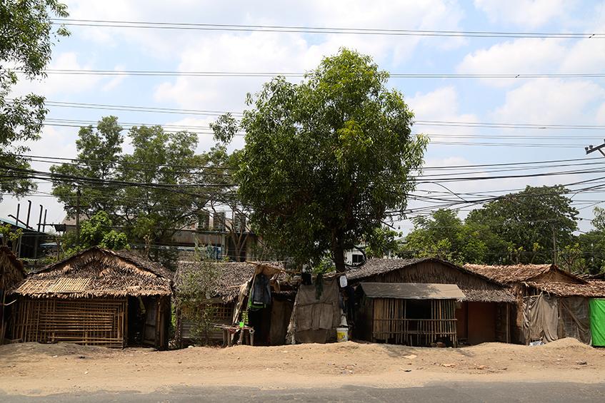 လှိုင်သာယာမြို့နယ်အတွင်းရှိ ကားလမ်းနံဘေးတွင် ဆောက်လုပ်ထားသော ကျူးကျော်နေအိမ်များကို တွေ့ရစဉ် (ဓာတ်ပုံ - ကြည်နိုင်)