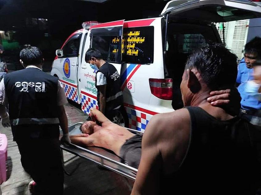 မန္တလေးမြို့တွင် ဓားဖြင့်အခုတ်ခံရပြီး လုယက်ခံရသူတစ်ဦးကို ဆေးရုံသို့ ပို့ဆောင်ရန် ဆောင်ရွက်နေစဉ် (ဓာတ်ပုံ - ရွှေမဥ္ဖူ လူမှုကူညီရေးအသင်း)
