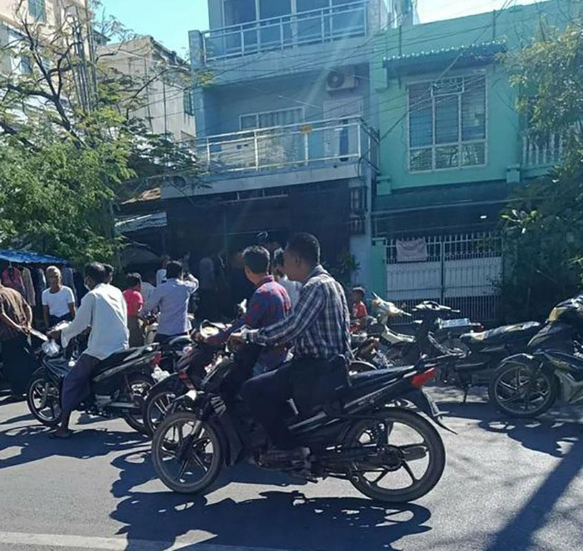 အနုကြမ်းစီး လုယက်ခံရသည့် ဆရာဝန်၏ နေအိမ်ဝန်းကျင်ကို တွေ့ရစဉ်(ဓာတ်ပုံ - ရွှေမဥ္ဖူ လူမှုကူညီရေးအသင်း/CJ)