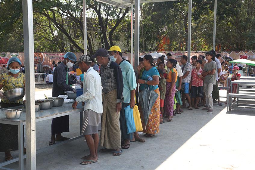 မြောက်ဒဂုံမြို့နယ်တွင် ဖွင့်လှစ်ထားသော ကျပ်ငါးရာတန် ဇလုံထမင်းနှင့် ကျပ်ငါးရာတန်ဈေးတန်းကို တွေ့ရစဉ် (ဓာတ်ပုံ-သီဟအောင်)