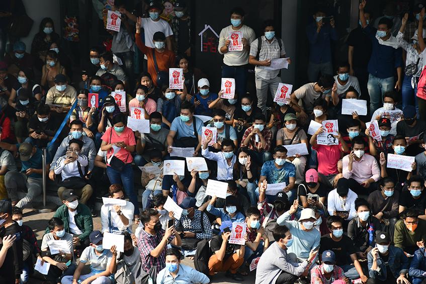 ရန်ကုန်မြို့ မြို့နယ်တစ်ခုအတွင်း ဆန္ဒထုတ်ဖော်နေသည်ကို ဖေဖော်ဝါရီ ၇ ရက်က တွေ့ရစဉ် (ဓာတ်ပုံ-သတင်းအဖွဲ့)