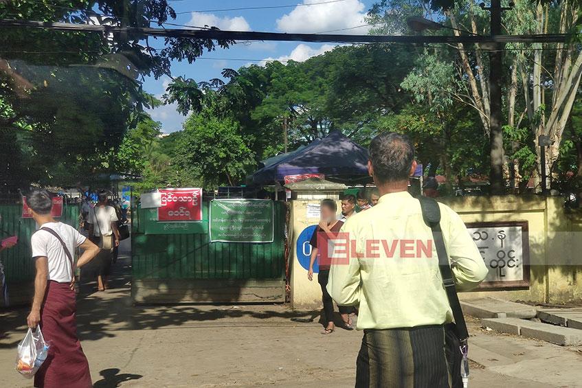 ပေါက်ကွဲမှုဖြစ်ပွားပြီးနောက် နေ့လယ် ၂ နာရီခွဲခန့်တွင် ကညနရုံးဝင်းအတွင်းမှ လူများပြင်ပသို့ ပြန်လည်ထွက်ခွာပေးနေစဉ်