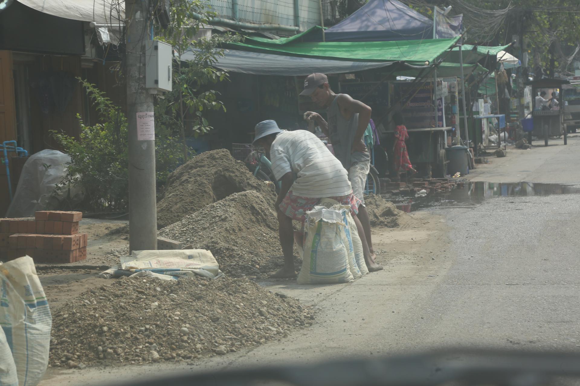 ရန်ကုန်မြို့၏ ဆောက်လုပ်ရေးလုပ်ငန်းခွင်တစ်ခုတွင် လုပ်ကိုင်နေရသည့် အခြေခံလူတန်းစားအချို့ကို တွေ့ရစဉ် (ဓာတ်ပုံ - သီဟအောင်)