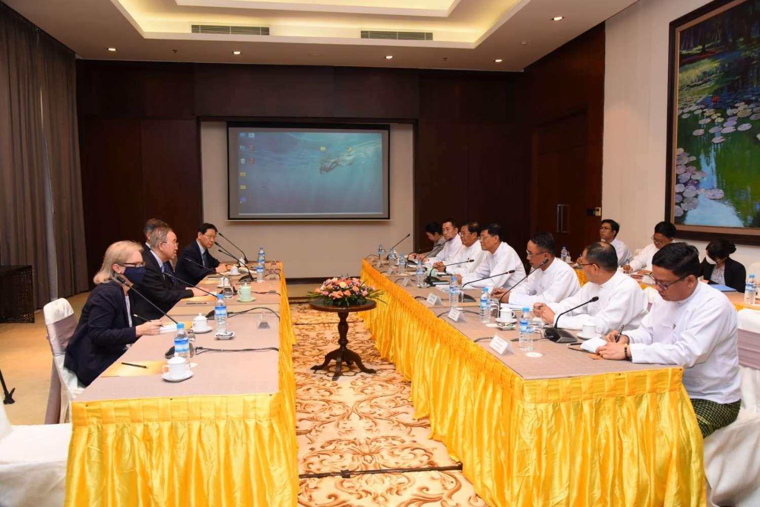 ကာကွယ်ရေးဝန်ကြီးဌာန ပြည်ထောင်စုဝန်ကြီးနှင့် The Elders အဖွဲ့၏ ဒုတိယဥက္ကဋ္ဌနှင့် ကုလသမဂ္ဂ အထွေထွေအတွင်းရေးမှူးချုပ်ဟောင်း ဘန်ကီမွန်း တွေ့ဆုံစဉ်