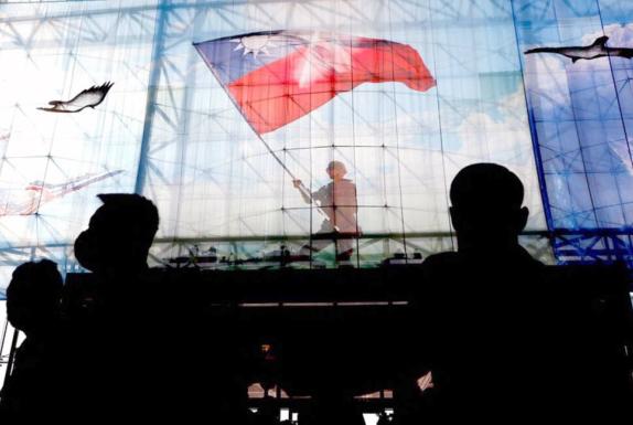 တိုင်ပေမြို့ရှိ ထိုင်ဝမ်အမျိုးသားကာကွယ်ရေး ဝန်ကြီးဌာနအဆောက်အအုံတွင် ထိုင်ဝမ်အလံများ လွှင့်ထူထားပုံကို ၂၀၂၂ ခုနှစ် ဒီဇင်ဘာ ၂၆ ရက်က တွေ့ရစဉ်(Ref:Reuters)