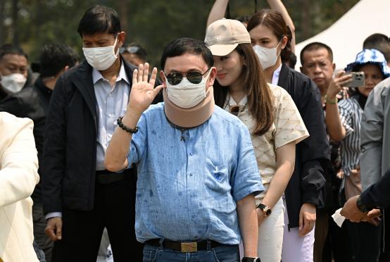 မတ်လ ၁၄ ရက်က ချင်းမိုင်မြို့သို့ သွားရောက်စဉ် ထိုင်းဝန်ကြီးချုပ်ဟောင်း သက်ဆင်ရှင်နာဝပ်(အလယ်)နှင့် ၎င်း၏သမီးဖြစ်သူ ပယ်ထုံတန်ရှင်နာဝပ် (ယာ-အလယ်)တို့ကို တွေ့ရစဉ်(Photo-AFP)