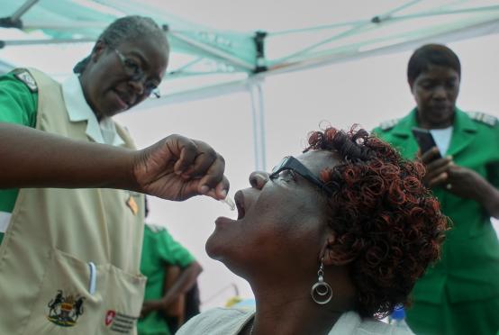 ဇန်နဝါရီ ၂၉ ရက်က ဇင်ဘာဘွေနိုင်ငံ ကူဝတ်ဇူနာဒေသတွင် သူနာပြုတစ်ဦးက အမျိုးသမီးတစ်ဦးအား ကာလဝမ်းရောဂါကာကွယ်ဆေး တိုက်ကျွေးနေစဉ် (Photo:AFP)