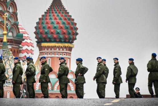 ၂၀၂၂ ခုနှစ် စက်တင်ဘာ ၂၉ ရက်က မော်စကိုမြို့လယ်ရှိ ရင်ပြင်နီတွင် မတ်တပ်ရပ်နေသည့် ရုရှားစစ်သားများကို တွေ့ရစဉ် (Ref:AFP)