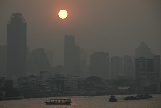 ဖေဖော်ဝါရီ ၁၅ ရက်က လေထုညစ်ညမ်းမှုများမြင့်တက်နေသည့် ထိုင်းနိုင်ငံ ဘန်ကောက်မြို့တော်၏ ကျောက်ဖယားမြစ်အတွင်း သင်္ဘောများကို တွေ့ရစဉ် (Photo:AFP)