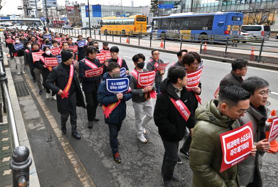 ဖေဖော်ဝါရ ၂၅ ရက်က ဆိုးလ်မြို့တော်တွင် ချီတက်ဆန္ဒပြနေကြသည့် တောင်ကိုရီးယားဆရာဝန်များကို တွေ့ရစဉ် (Photo:AFP)