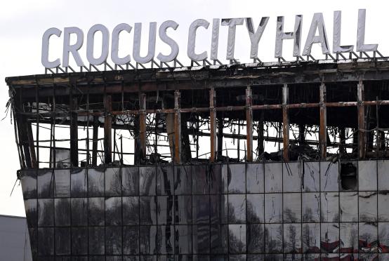 မော်စကိုမြို့ပြင်တွင် သေနတ်သမားများ၏ တိုက်ခိုက်မှုများကြောင့်  မီးလောင်ပျက်စီးခဲ့သည့် Corcus City ခန်းမကို တွေ့ရစဉ်(Photo:Reuters)