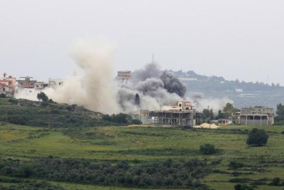 ဧပြီ ၂၆ ရက်က လက်ဘနွန်နယ်စပ်တွင် အစ္စရေး၏ လေကြောင်းတိုက်ခိုက်မှုကြောင့် ပေါက်ကွဲမှုများနှင့် မီးခိုးများကို တွေ့ရစဉ်