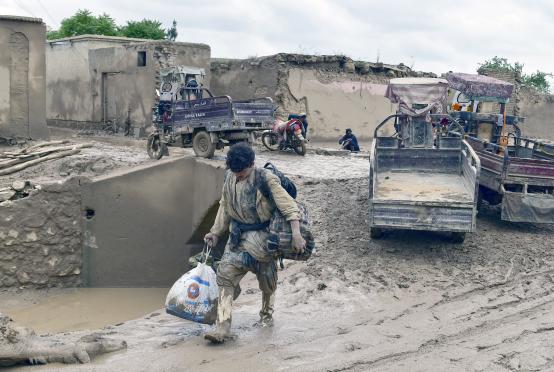 မေ ၁၁ ရက်က အာဖဂန်နစ္စတန်နိုင်ငံ ဘက်လန်ပြည်နယ်တွင် ရွှံ့များဖုံးလွှမ်းနေသည့် လမ်းတစ်လျှောက် လမ်းလျှောက်လာသော အမျိုးသားတစ်ဦးကို တွေ့ရစဉ်(AFP)