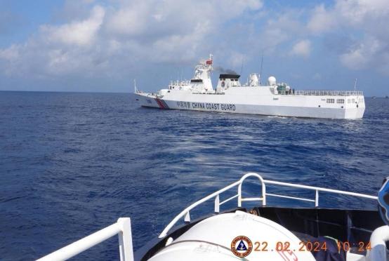 ဖေဖော်ဝါရီ ၂၂ ရက်က ဖိလစ်ပိုင်သင်္ဘောအနီးမှ ခုတ်မောင်းသွားသည့် တရုတ်ကမ်းခြေစောင့်တပ် သင်္ဘောတစ်စင်းကို တွေ့ရစဉ်(Photo: AFP)