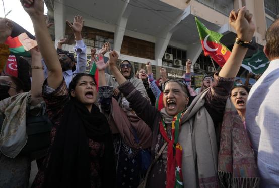 ဇန်နဝါရီ ၂၈ ရက်က ပါကစ္စတန်နိုင်ငံ ကရာချိမြို့တွင် ဝန်ကြီးချုပ်ဟောင်း အီမရန်ခန်းနှင့် PTI ပါတီထောက်ခံသူများ စုဝေးပွဲပြုလုပ်နေစဉ်(Photo: AP)