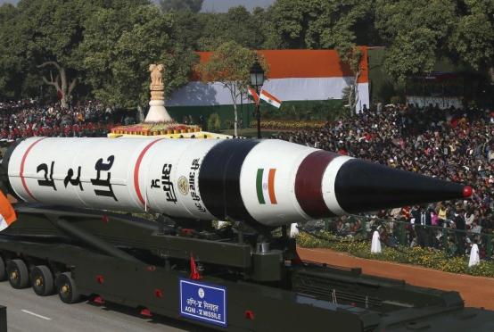 ၂၀၁၃ ခုနှစ် ဇန်နဝါရီ ၂၆ ရက်က အိန္ဒိယ၏ သမ္မတနိုင်ငံနေ့ အထိမ်းအမှတ် စစ်ရေးပြအခမ်းအနားတွင် တာဝေးပစ် Agni-5 ပဲ့ထိန်းဒုံးကျည်ကို ပြသထားစဉ်(Photo: AP)