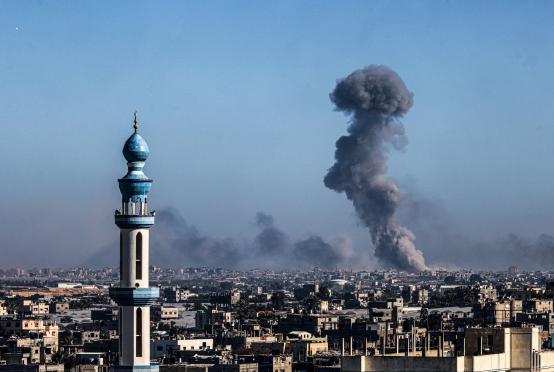 ဖေဖော်ဝါရီ ၁၁ ရက်က ရာဖာမြို့မှ ရိုက်ယူထားသော ဓာတ်ပုံတစ်ပုံအရ ဂါဇာတောင်ပိုင်းရှိခန်းယူနစ်တွင် အစ္စရေးတို့က ဗုံးကြဲတိုက်ခိုက်နေစဉ် (Photo:AFP)