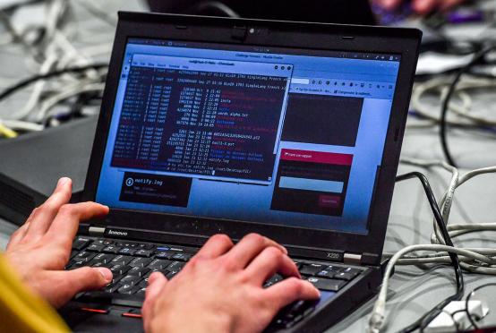 ၂၀၁၈ ခုနှစ်က ပြင်သစ်နိုင်ငံတွင်ပြုလုပ်သည့် နိုင်ငံတကာဆိုက်ဘာလုံခြုံရေးဖိုရမ်တွင် ကွန်ပျူတာအသုံးပြုနေသူတစ်ဦးကို တွေ့ရစဉ် (Photo:AFP)