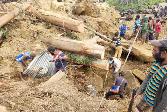မြေပြိုမှုဖြစ်ပွားရာနေရာ၌ ရှာဖွေကယ်ဆယ်ရေး လုပ်နေပုံကို မေ ၂၇ ရက်တွင်တွေ့ရစဉ်(Photo:AFP)