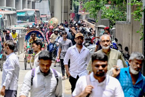 ဇူလိုင် ၂၄ ရက်က ဘင်္ဂလားဒေ့ရှ်နိုင်ငံ ဒါကာမြို့တော်တွင် လမ်းသွားလမ်းလာများကို တွေ့ရစဉ်(Photo:AFP)