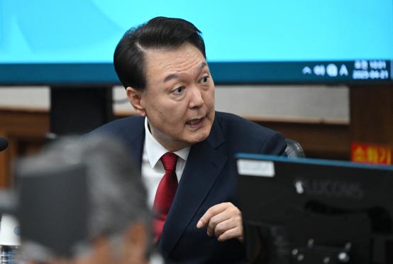 ဧပြီ ၂၁ ရက်က ဆိုးလ်မြို့တော်ရှိ ဆိုးလ်ဗဟိုခရိုင်တရားရုံး၌ ကြားနာစစ်ဆေးမှုတွင် သမ္မတဟောင်း ယွန်းဆော့ယိုကို တွေ့ရစဉ် (Photo:AFP)