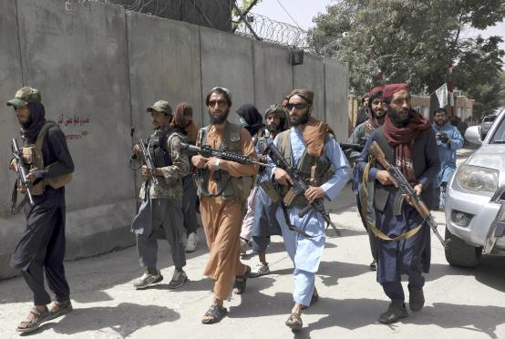 ၂၀၂၁ ခုနှစ်က အာဖဂန်နစ္စတန်နိုင်ငံ ကဘူးမြို့တော်တွင် ကင်းလှည့်နေသည့် တာလီဘန် လက်နက်ကိုင်များကို တွေ့ရစဉ်(Photo:AP)