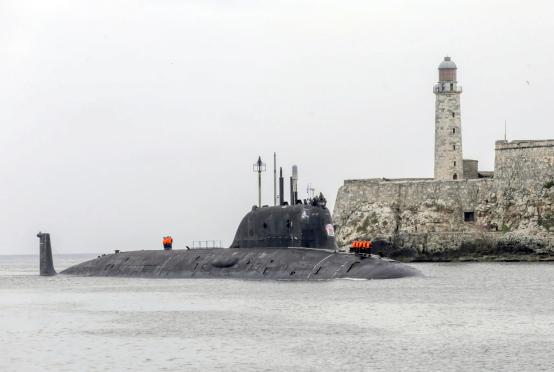 ဇွန် ၁၂ ရက်က ဟာဗားနားဆိပ်ကမ်းသို့ ရောက်ရှိလာသည့် ရုရှား၏ နျူကလီးယားစွမ်းအင်သုံး Kazan ရေငုပ်သင်္ဘောကို တွေ့ရစဉ်(Photo: AP)