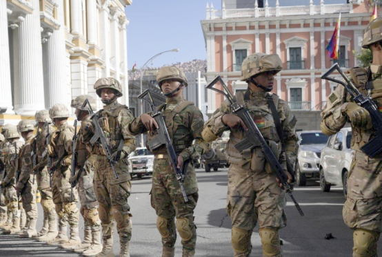 ပလာဇာမူရယ်လိုရှိ သမ္မတနန်းတော်ရှေ့၌ စစ်သားများ ပိတ်ဆို့ထားသည်ကို ဇွန် ၂၆ ရက်တွင်တွေ့ရစဉ်(Photo: AFP)