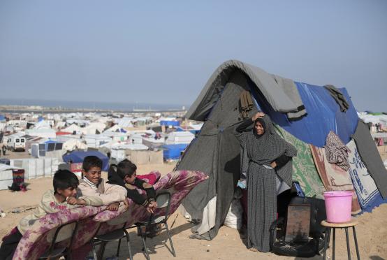 ဂါဇာတောင်ပိုင်း ရာဖာမြို့ရှိ ယာယီဒုက္ခသည်စခန်းတစ်ခု၏ အပြင်ဘက်၌ ပါလက်စတိုင်းကလေးများ ထိုင်နေပုံကို ဖေဖော်ဝါရီ ၂၈ ရက်တွင် တွေ့ရစဉ် (Photo:AFP)