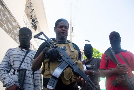 လက်နက်ကိုင် လူဆိုးဂိုဏ်းခေါင်းဆောင် ဂျင်မီဘာဘီကျူးကို ၎င်း၏တပည့်များနှင့်အတူ မတ် ၅ ရက်က ပို့အော်ပရင့်တွင် တွေ့ခဲ့ရစဉ်(Photo:AFP)