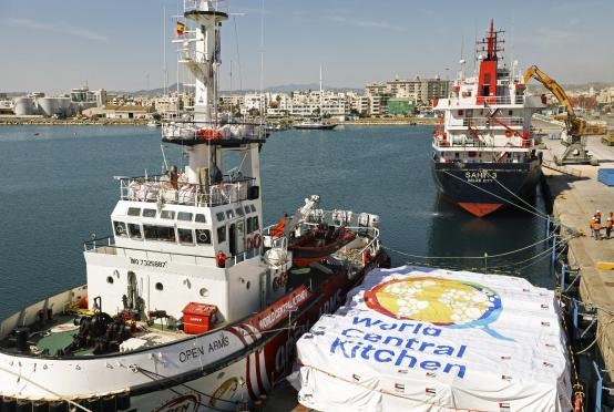 ဆိုက်ပရပ်၏လာနာကာဆိပ်ကမ်း၌ Open Arm သင်္ဘောပေါ်ကို စားနပ်ရိက္ခာများ တင်နေပုံအား မတ် ၁၂ ရက်တွင် တွေ့ရစဉ်(Photo:AFP)