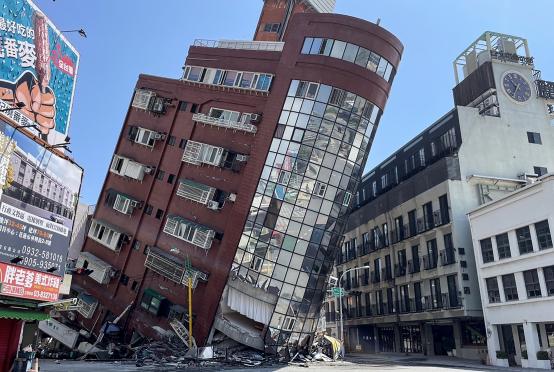 အားပြင်းငလျင်ကြောင့် ဟွာလျှမ်းမြို့၌ အဆောက်အအုံ တိမ်းစောင်း ပျက်စီးသွားသည်ကို ဧပြီ ၃ ရက်တွင် တွေ့ရစဉ်