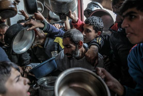 အစားအသောက်များ ဖြန့်ဖြူးပေးရာနေရာ၌ ပါလက်စတိုင်းသားများ စုပြုံတိုးနေပုံကို  ဖေဖော်ဝါရီ ၂၆ ရက်တွင် တွေ့ရစဉ် (Photo: AFP)