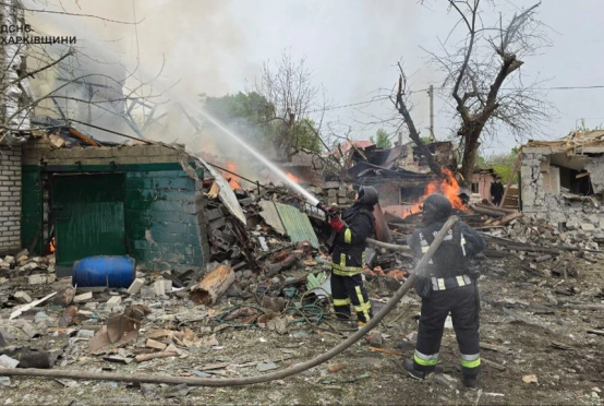 ရုရှားတိုက်ခိုက်မှုကြောင့် ခါကိဗ်ဒေသ  ဒါဟာချီမြို့၌ မီးလောင်နေသောအိမ်ကို ယူကရိန်းမီးသတ်သမားများ မီးငြှိမ်းသတ်နေပုံကို ဧပြီ ၂၆ ရက်တွင်တွေ့ရစဉ်(Photo: AFP)
