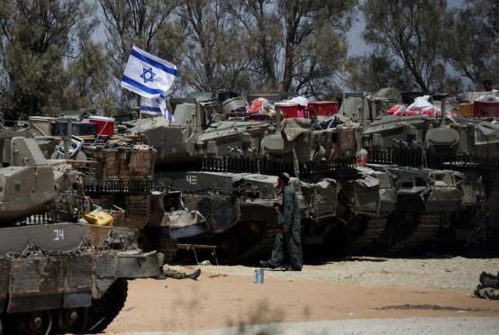 အစ္စရေးတောင်ပိုင်းရှိ ဂါဇာနယ်စပ်တွင် အစ္စရေးစစ်သားတစ်ဦးနှင့် ကျည်ကာကားများကို တွေ့ရစဉ်(Photo: Reuters)
