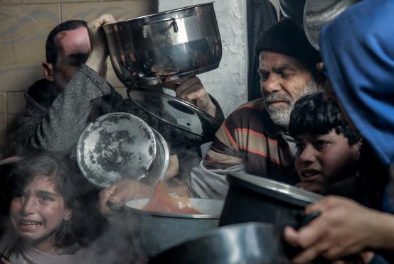 ဖေဖော်ဝါရီ ၂၆ ရက်က ဂါဇာမြောက်ပိုင်း ဘေလာဟီးရားတွင် ပါလက်စတိုင်းပြည်သူများ အစားအသောက် ရယူနေပုံကို တွေ့ရစဉ်(Photo: AFP)