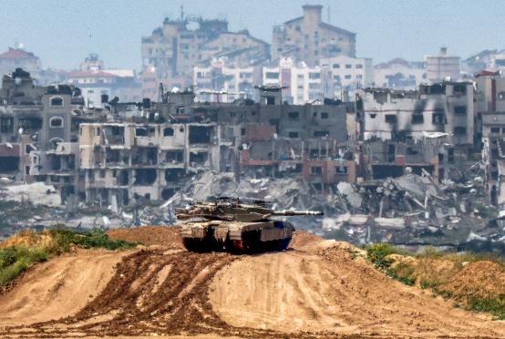 အစ္စရေးနှင့် ဂါဇာနယ်စပ်၌ နေရာယူထားသည့် အစ္စရေးတင့်ကားကို မတ် ၁၉ ရက်တွင် တွေ့ရစဉ် (Photo:AFP)