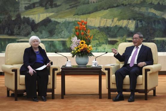 ဧပြီ  ၇ ရက်က ပေကျင်းမြို့တော်ရှိ ပြည်သူ့မဟာခန်းမဆောင်တွင် ဆွေးနွေးပွဲပြုလုပ်နေသည့် အမေရိကန်ဘဏ္ဍာရေးဝန်ကြီး ရယ်လန် (ဝဲ) နှင့် တရုတ်ဝန်ကြီးချုပ် လီချင်တို့အား တွေ့ရစဉ်(Photo:AFP)