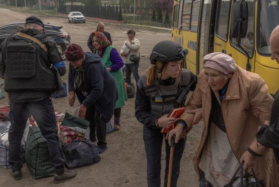 ခါကိဗ်ရှိ ကယ်ဆယ်ရေးစခန်းသို့ နေရပ်စွန့်ခွာသူများ ဘက်စ်ကားဖြင့် ရောက်လာပုံကို မေ ၁၂ ရက်တွင်တွေ့ရစဉ်(Photo:AFP)