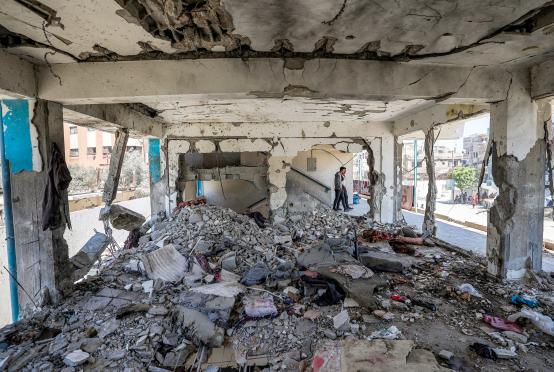 UNRWA က ဖွင့်ထားသည့် စာသင်ကျောင်းတွင် အစ္စရေး၏ လေကြောင်းတိုက်ခိုက်မှုကြောင့် ပျက်စီးနေသည့် စာသင်ခန်းများကို ဇွန် ၇ ရက်က တွေ့ရစဉ်(Photo: AFP)