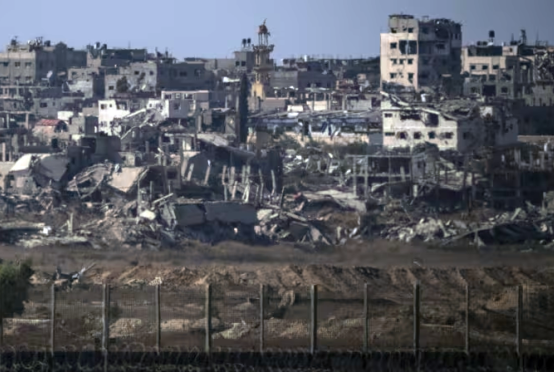 ဂါဇာကမ်းမြောင်တွင်အစ္စရေးတပ်ဖွဲ့များဖျက်ဆီးထားသည့် အဆောက်အအုံများကို ဇူလိုင် ၈ ရက်တွင် အစ္စရေးတောင်ပိုင်းမှ လှမ်းမြင်ရစဉ်(Photo: AP)