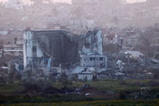 အစ္စရေး-ဟားမာ့စ် စစ်ပွဲအတွင်း ဂါဇာ၌ ပျက်စီးနေသော အဆောက်အအုံတစ်ခုကို မတ်လ ၂ ရက်တွင် အစ္စရေးတောင်ပိုင်းမှ လှမ်းမြင်ရပုံ(Photo: AFP)